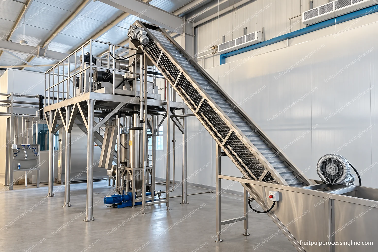 Inclined fruit-transfer assembly with transverse flights, upper drive, side guarding and access platform.